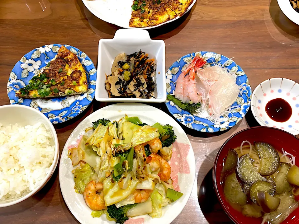 えびブロッコリーキャベツの中華風炒め　茄子の煮麺　刺身　ひじきの煮物　納豆ねぎ焼き|おさむん17さん