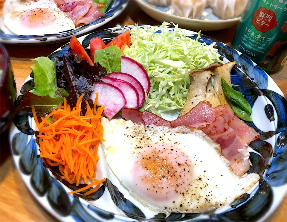 Snapdishの料理写真:朝ごはんのような晩ご飯です😅|じゅんさんさん