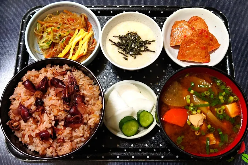 今日の朝ごはん（ホタルイカの炊き込みご飯に紅生姜天、とろろ、春雨サラダ、赤だしの鶏汁、かぶときゅうりの漬物）|Mars＠釜飯作り研究中さん