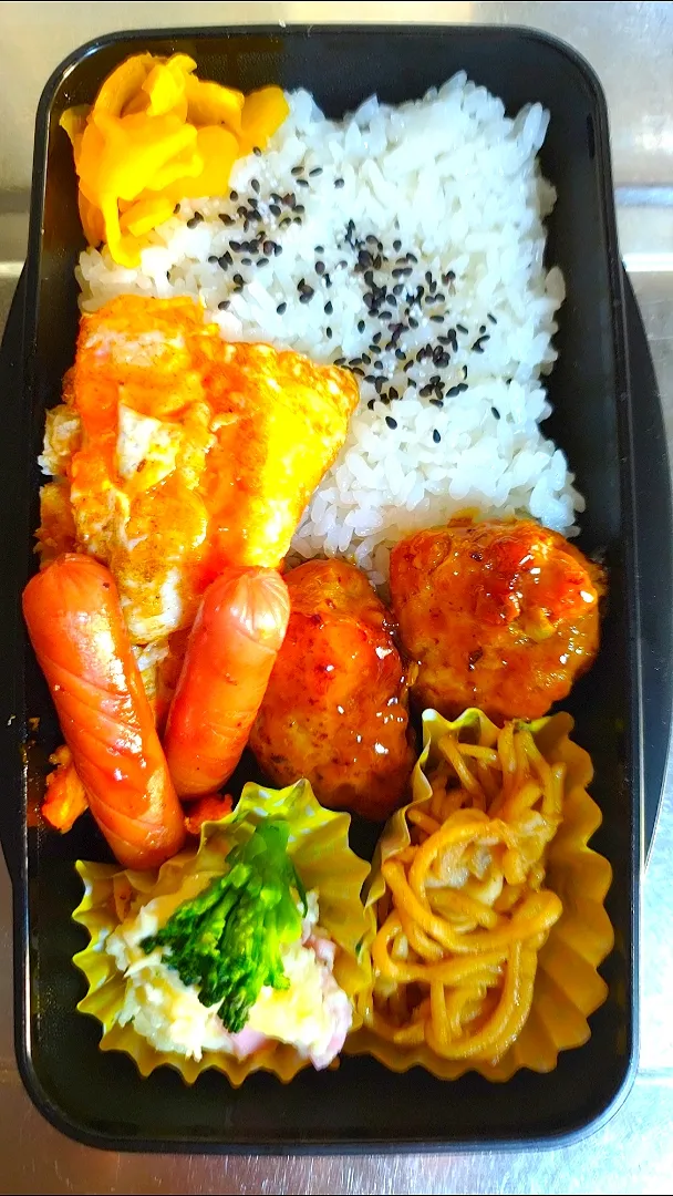 Snapdishの料理写真:旦那弁当　2023/1/22

デミハンバーグ
パタン目玉焼き
ウインナー
焼きそば
ポテトサラダ+ブロッコリーマヨ|ユキヨメ♪さん