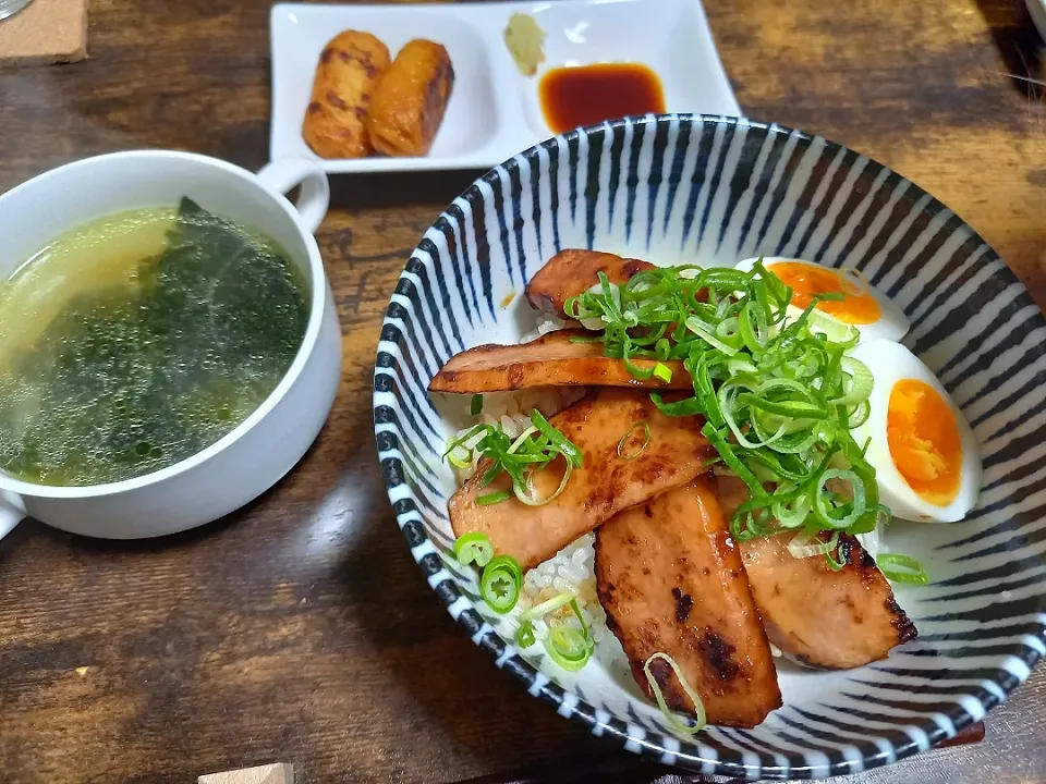 Snapdishの料理写真:・焼豚丼
・わかめスープ

旦那作|ちりさん