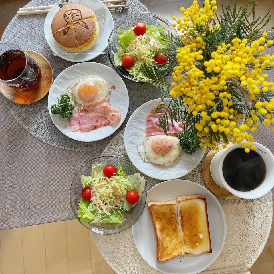 1/22❤︎休日モーニング🌱✨

・バタートースト（嵜本生食パン）
・ポケモンチョコクリームパンケーキ
・ベーコンエッグ
・グリーンサラダ|Makinsさん