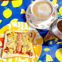 朝のパパッとトーストドッグ🌭コーヒーは寒い時期すぐに冷めるので一度サーモスに淹れて飲む分だけ注いで温かく飲んでいます☺️☕️#モーニング|こりすのごちそうさん