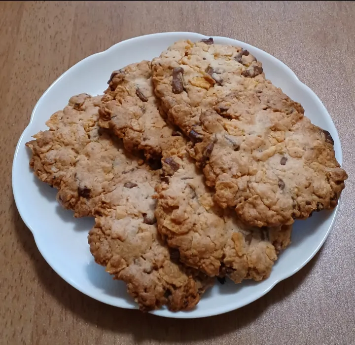 なだちいさんの料理　コーンフレークとチョコのざくざくクッキー|ナナさん