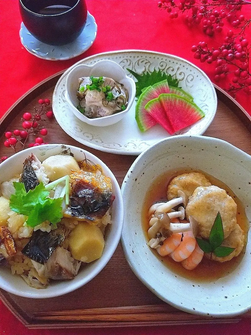 Snapdishの料理写真:焼き鯖と里芋ごぼうの炊き込みご飯
揚げ蓮根しんじょのあんかけ
ぶりの塩昆布タルタル大根添え|sugar beansさん