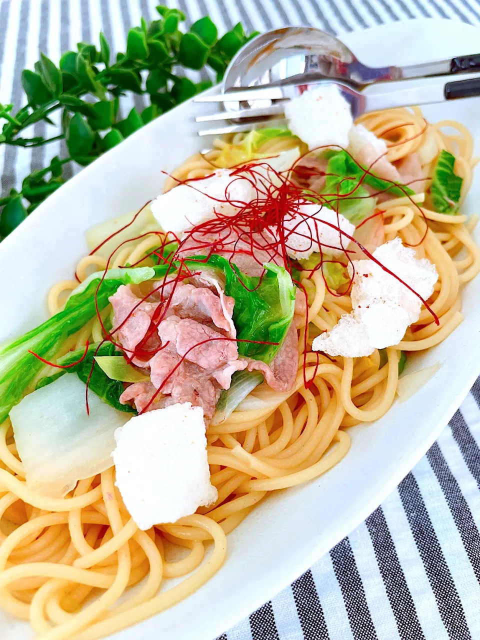 Snapdishの料理写真:豚肉と白菜と揚げ餅のパスタ〜柚子胡椒風味〜|オーロラさん