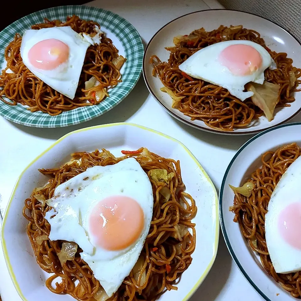 今日のお昼　焼きそば目玉焼きのせ|あかね空さん