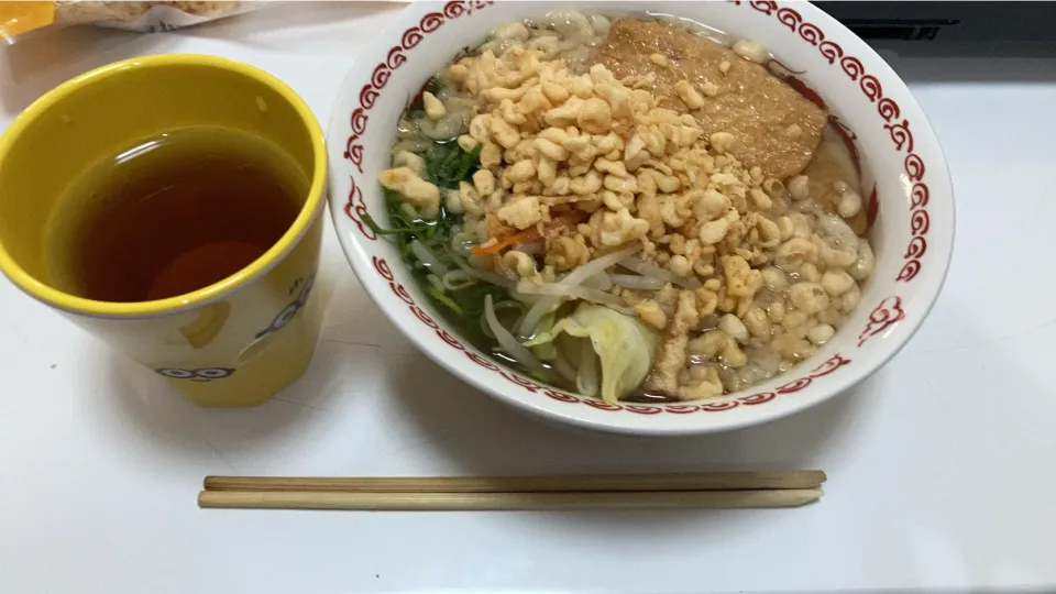 お昼ごはんは「きつねうどん」長男が作った野菜炒め乗せて、天かす、うどん揚げ３枚乗せて葱いれて。お腹いっぱーい(T ^ T)|Saharaさん