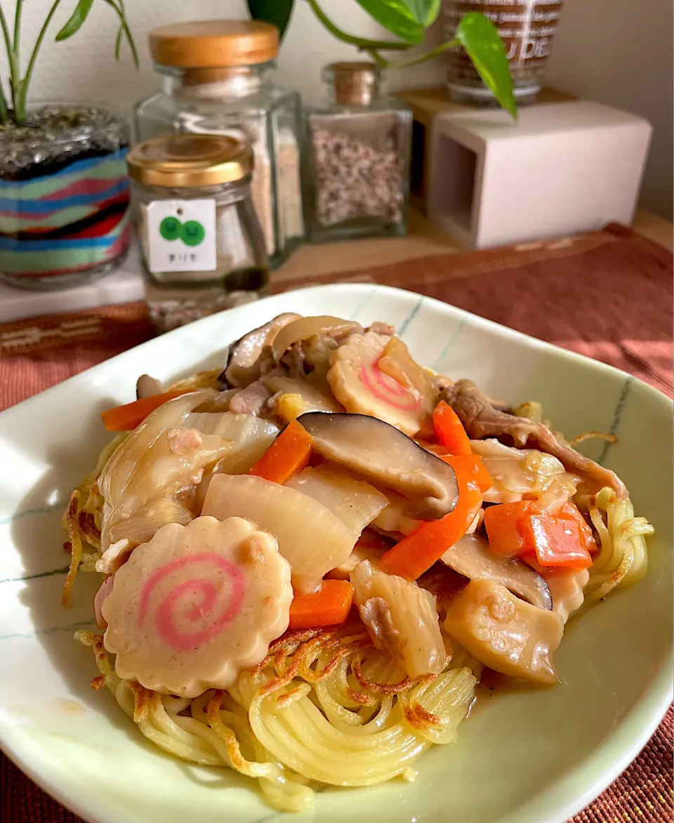 残った八宝菜であんかけ焼きそばランチ|だまさん