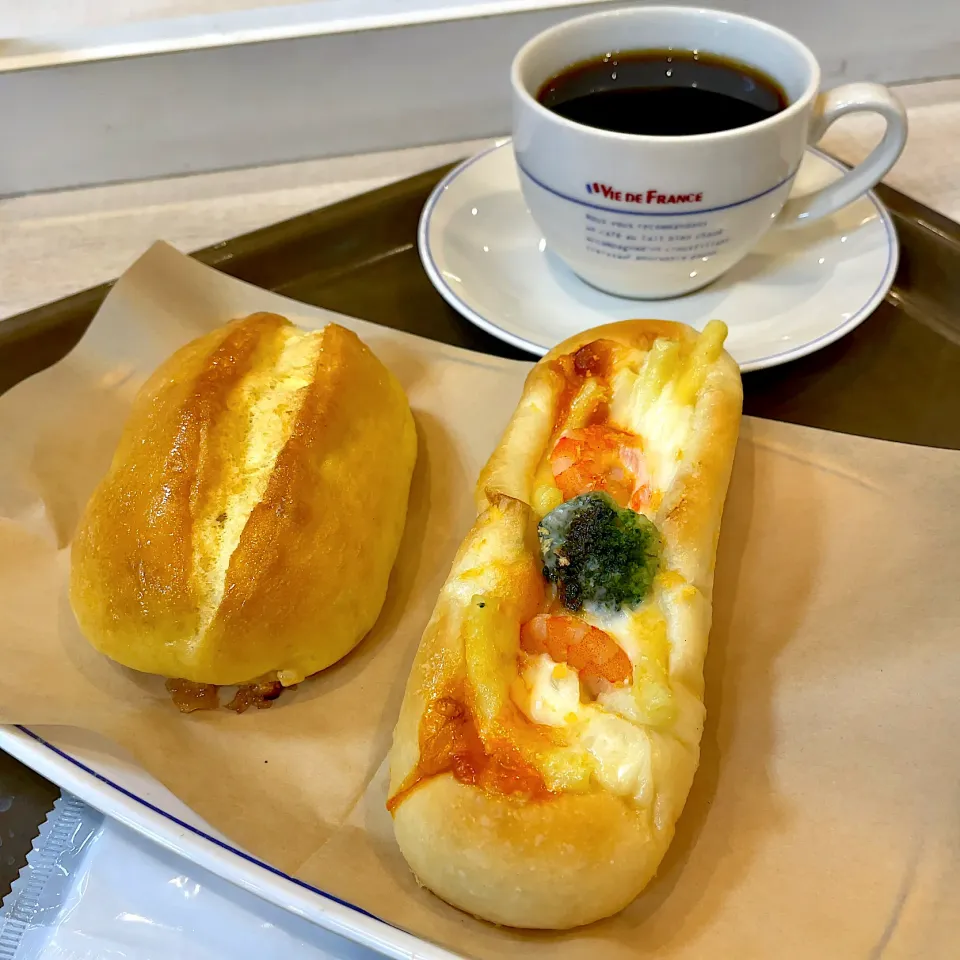 Snapdishの料理写真:海老とマカロニグラタンパン
はちみつバターパン
ブレンドコーヒー|T. Wonderさん