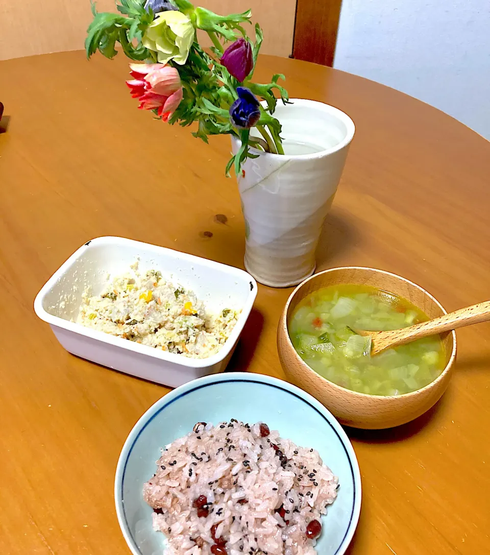 大好きなお赤飯♡久しぶり🎵おからと緑のスープで朝ご飯1/21|さくたえさん