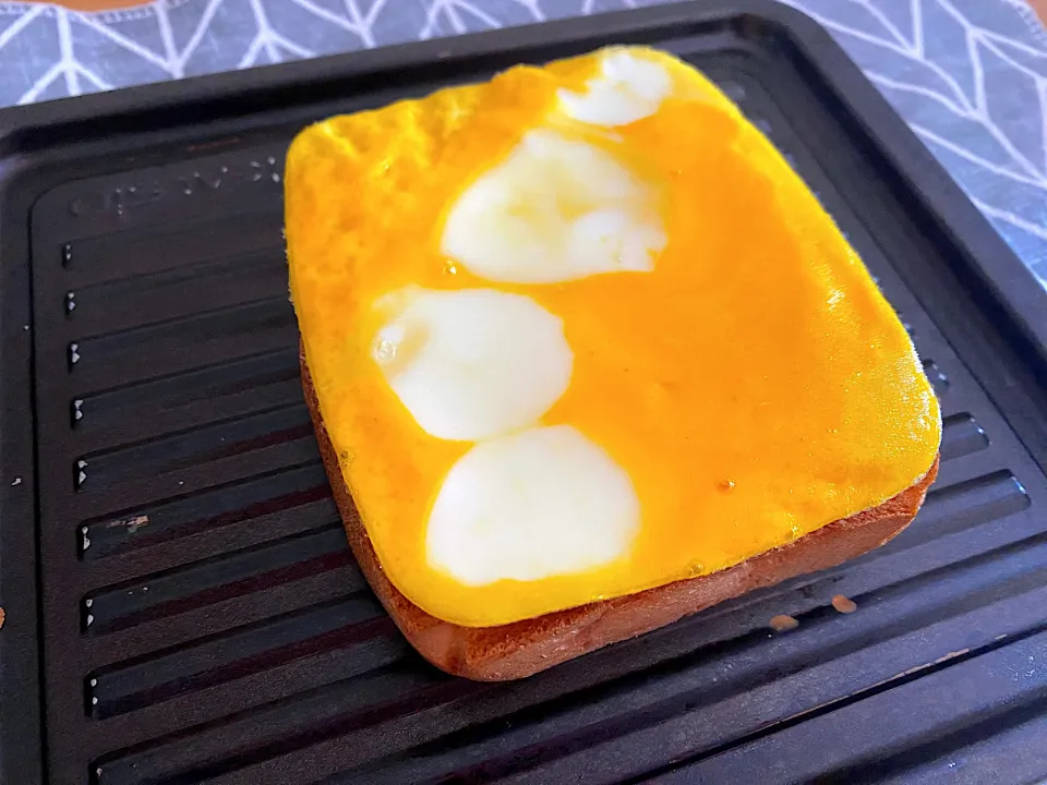 Snapdishの料理写真:お洒落な模様のたまご🥚オープンサンド|1614さん