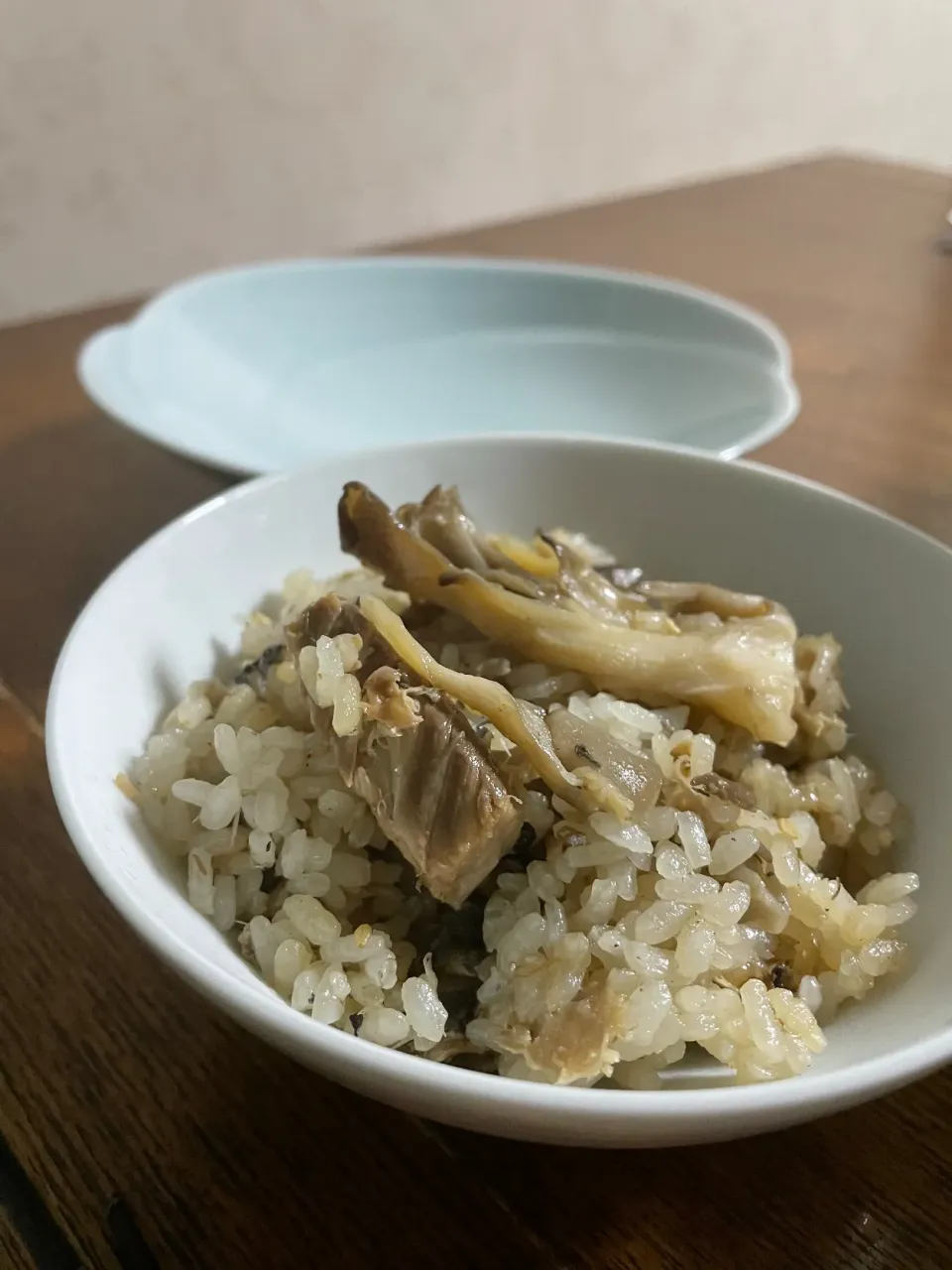 Snapdishの料理写真:サバ缶と焼き舞茸の炊き込みご飯|かずぴょんさん