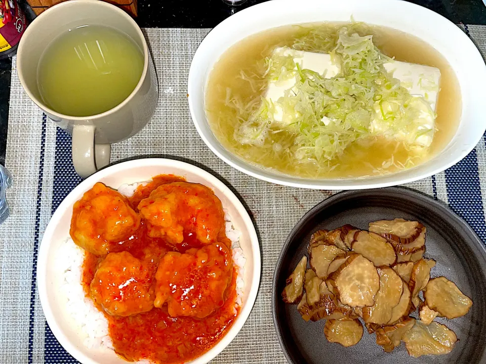 エビチリ丼、豆腐とキャベツのヘルシースープ、いぶりがっこ|うどん爆発さん