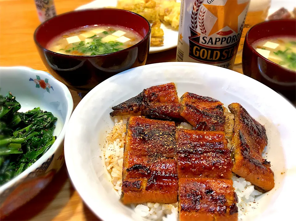 鰻丼　なめこ汁　ほうれん草の黒胡麻和え|じゅんさんさん