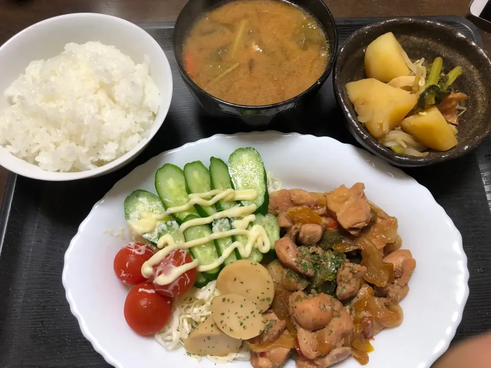 今日の晩御飯！鶏煮込み＆豚汁＆煮物|まちゃさん