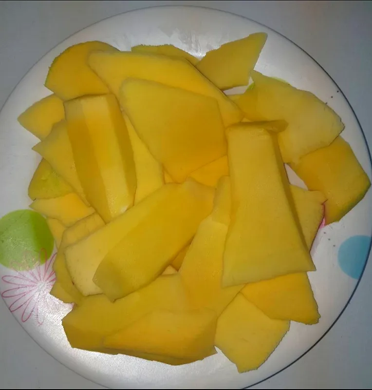 Snapdishの料理写真:raw mangoes🥭|patlovestocookさん