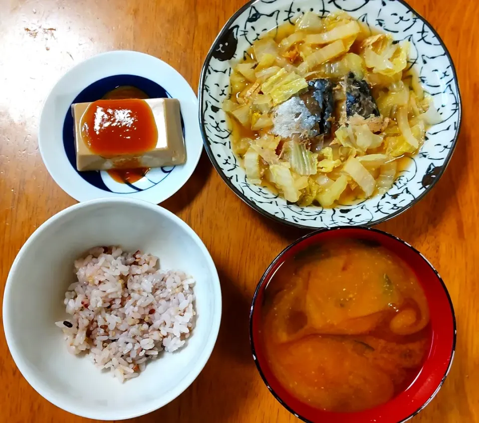 20230117　鯖缶と白菜の煮物　ごま豆腐　なめことわかめのお味噌汁|いもこ。さん