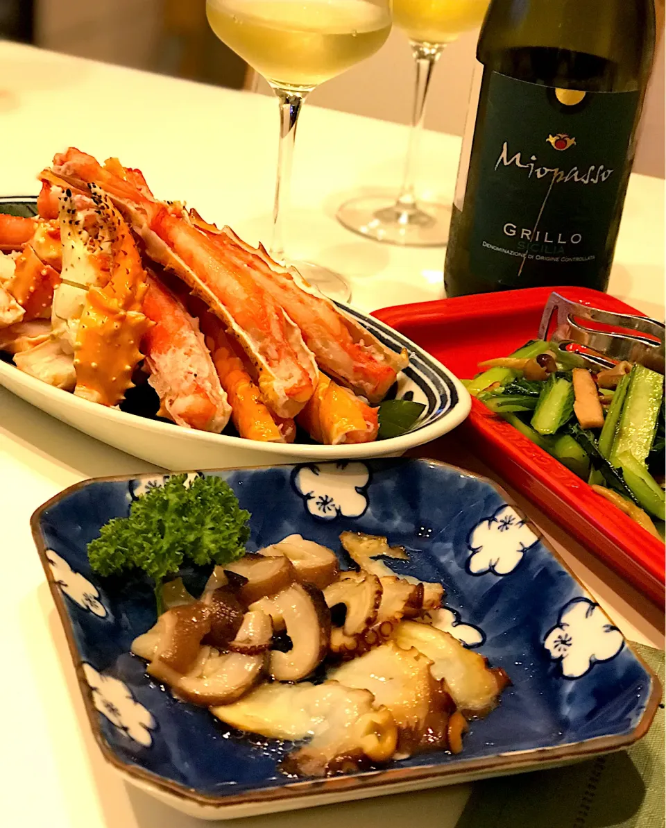 佐島産タコの燻製🐙タラバ蟹🦀小松菜とベーコンの炒め🥬➰🥂😋|ナムナムさん