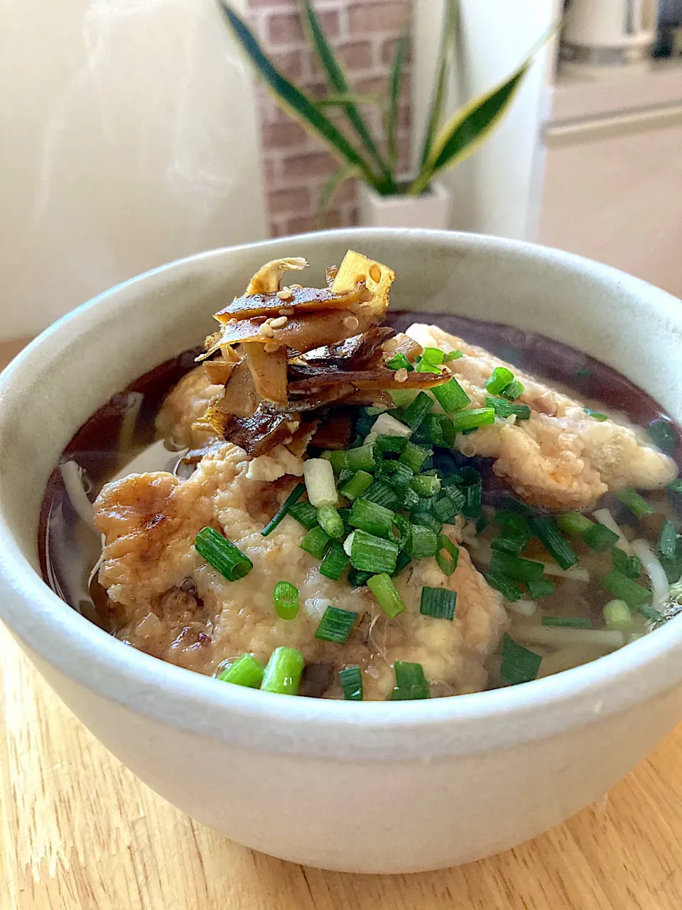 さつま芋と蓮根の天ぷら蕎麦。きんぴらごぼうの残りもトッピング🎵|さくたえさん