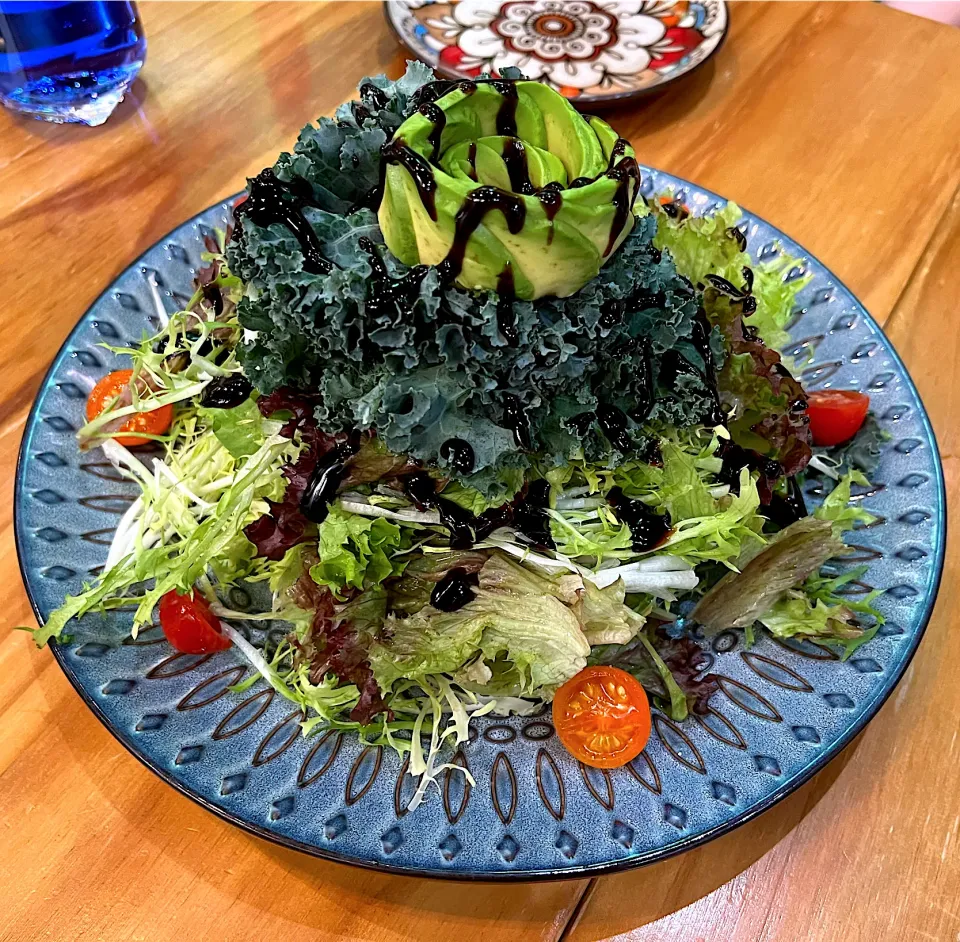 Salad with kale and avocado in balsamic vinegar|skyblueさん