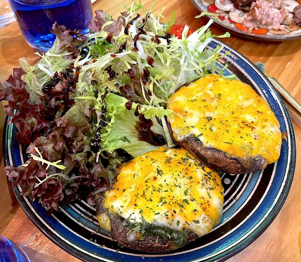 Baked portobello with spinach and mozzarella cheese|skyblueさん