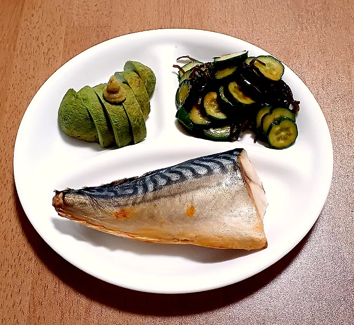 Snapdishの料理写真:塩鯖
アボカドの刺身
きゅうりの塩昆布浅漬け
ご飯🍚|ナナさん