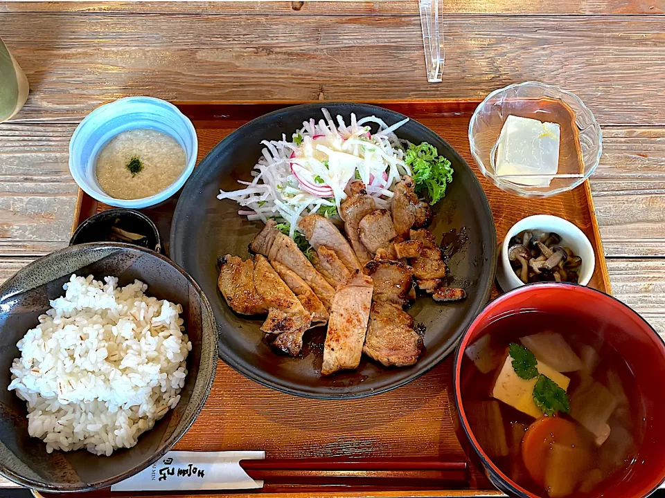 七賢だいみんの甲州豚の塩糀づけ焼き定食|hiroeさん