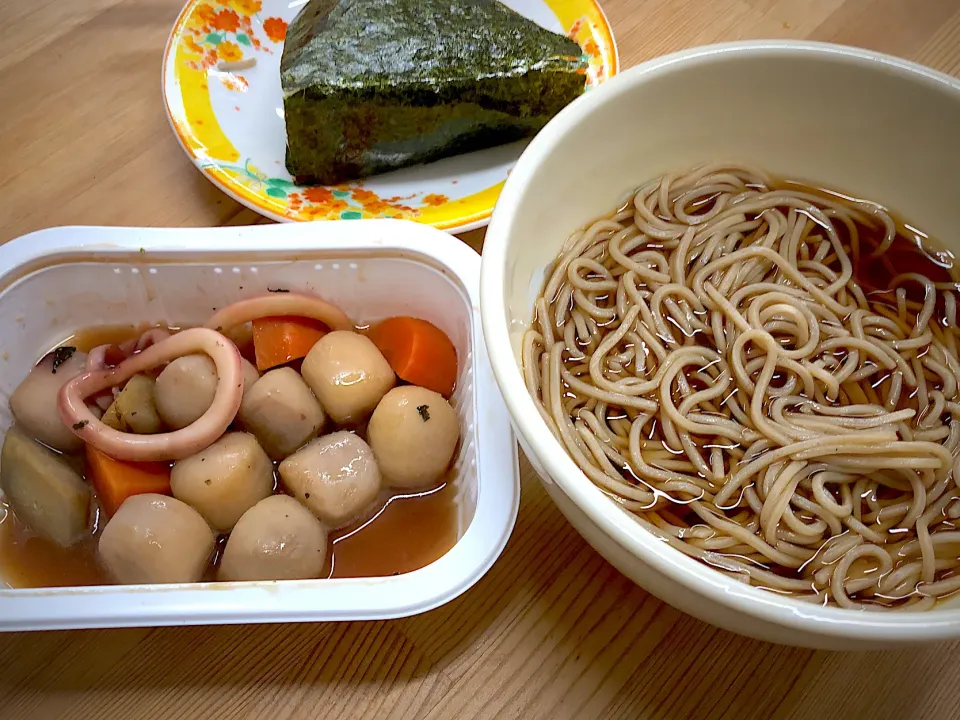 今日の昼食は煮付けと蕎麦、おむすびですっ全部ローソンのやつ。|ワタベさん