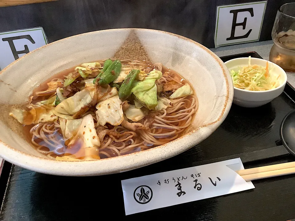 Snapdishの料理写真:寒い日には、これこれ😋『まるいさんの、肉味噌野菜蕎麦大盛り』|アライさんさん