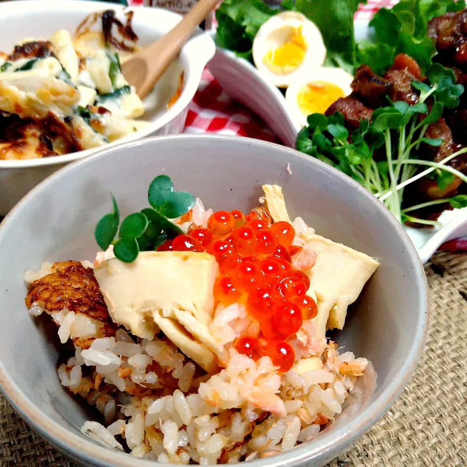 次男作〜🍚
鮭の炊き込みご飯〜イクラのっけ|とまと🍅さん