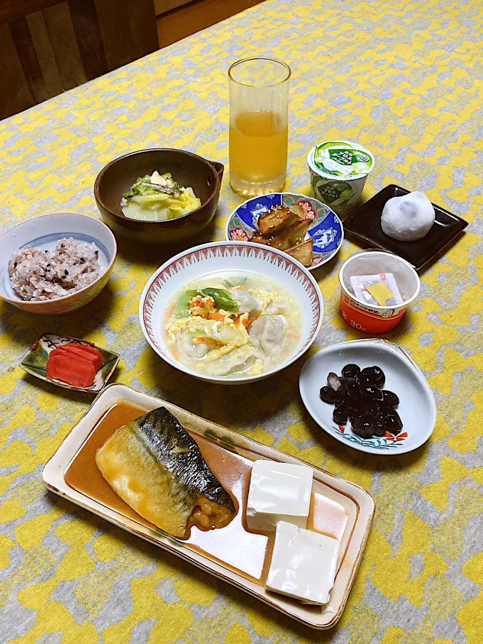 Snapdishの料理写真:grandmaの晩ごはん☆鯖煮付け・水餃子の中華スープ|kaoriさん