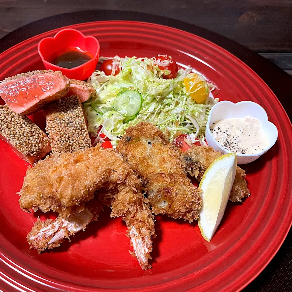 本日 ミックスフライ定食🍤　牡蠣フライ、海老フライ🍤、サーモンレアフライ|きょーこさん