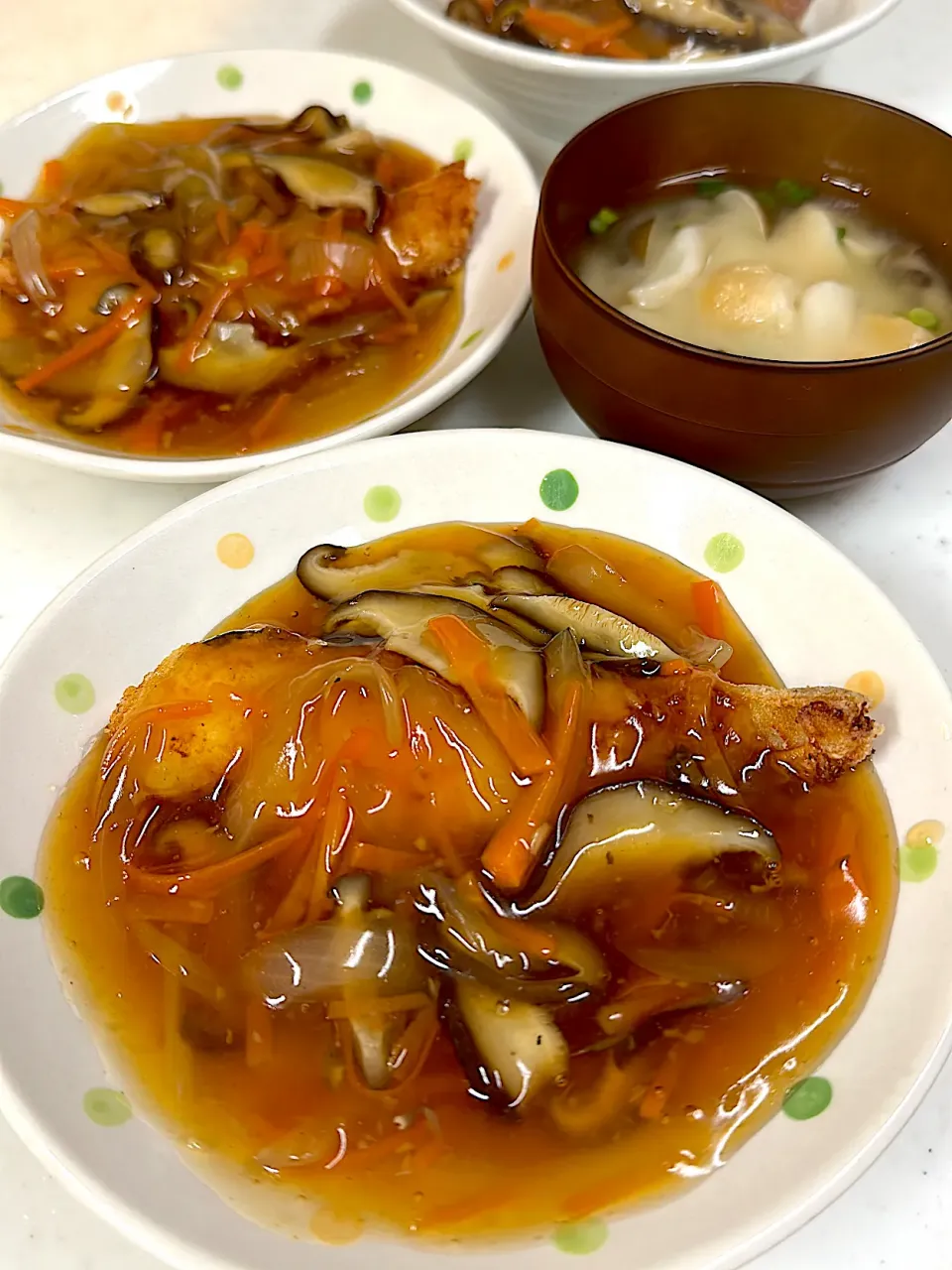 白身魚の野菜あんかけ。しめじとお麩の味噌汁。|ゆーこ。さん