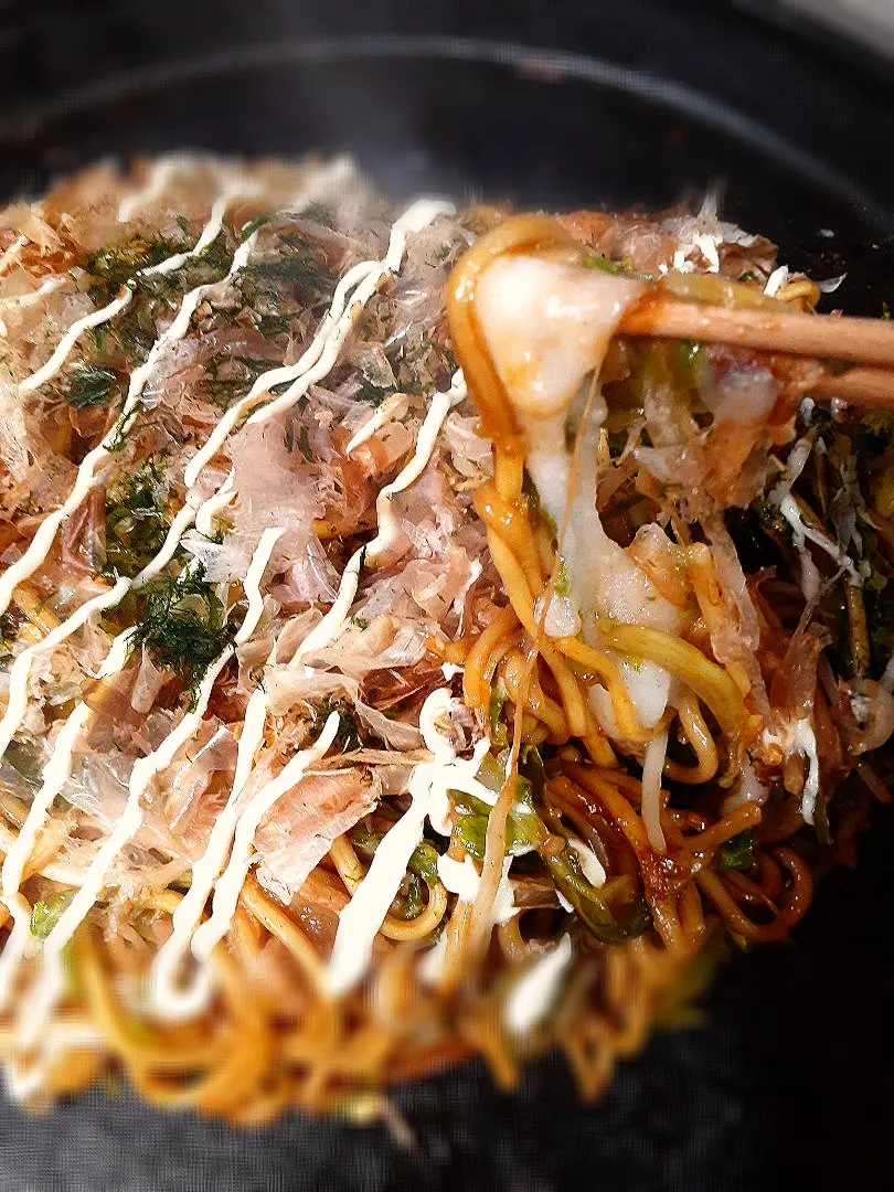 fumfumさんの料理 せち焼き(焼きそばを卵でとじた地元飯)
見た目悪いから美味しいの？？ですよね🤣|fumfumさん