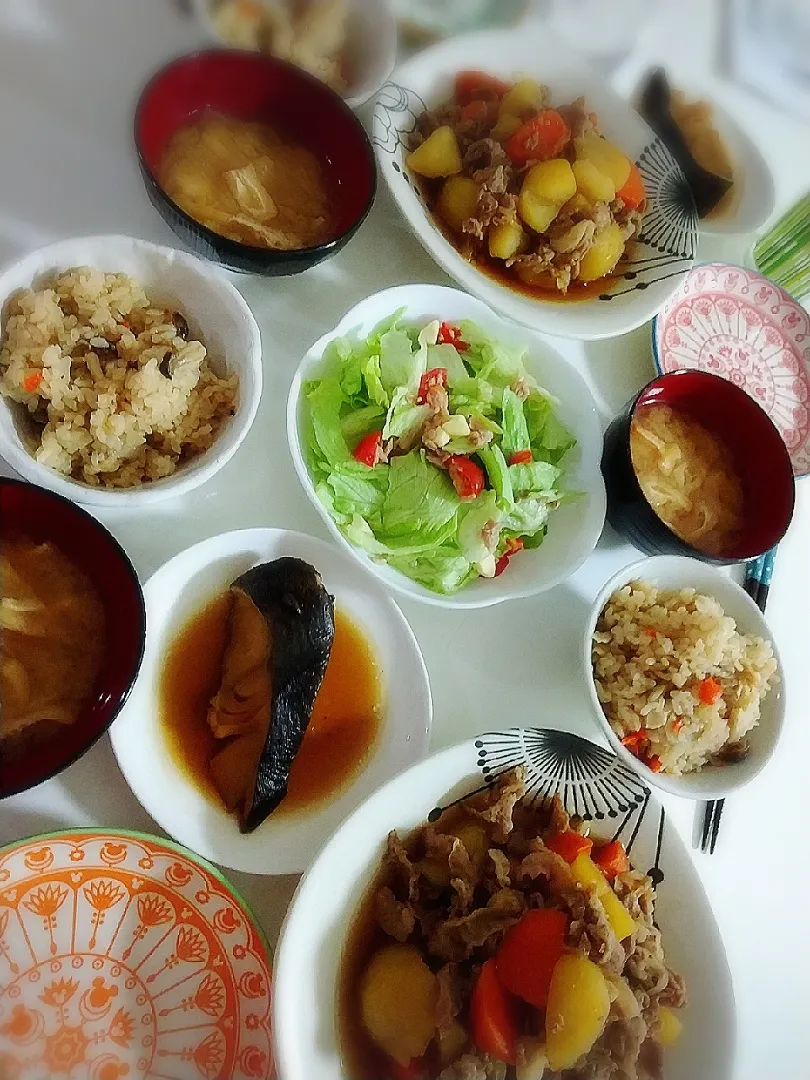 夕食(*^^*)
ズワイガニの炊き込みごはん
肉じゃが
銀ダラ煮
ツナサラダ🥗
お味噌汁(大根、油揚げ)|プリン☆さん