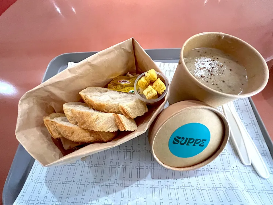 Snapdishの料理写真:Mushroom soup with chunky chicken and sourdough bread|skyblueさん