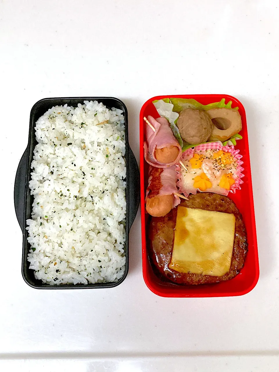 Snapdishの料理写真:高校生になった次男くんへ　ハンバーグ、おでん弁当|晴れ時々弁当さん