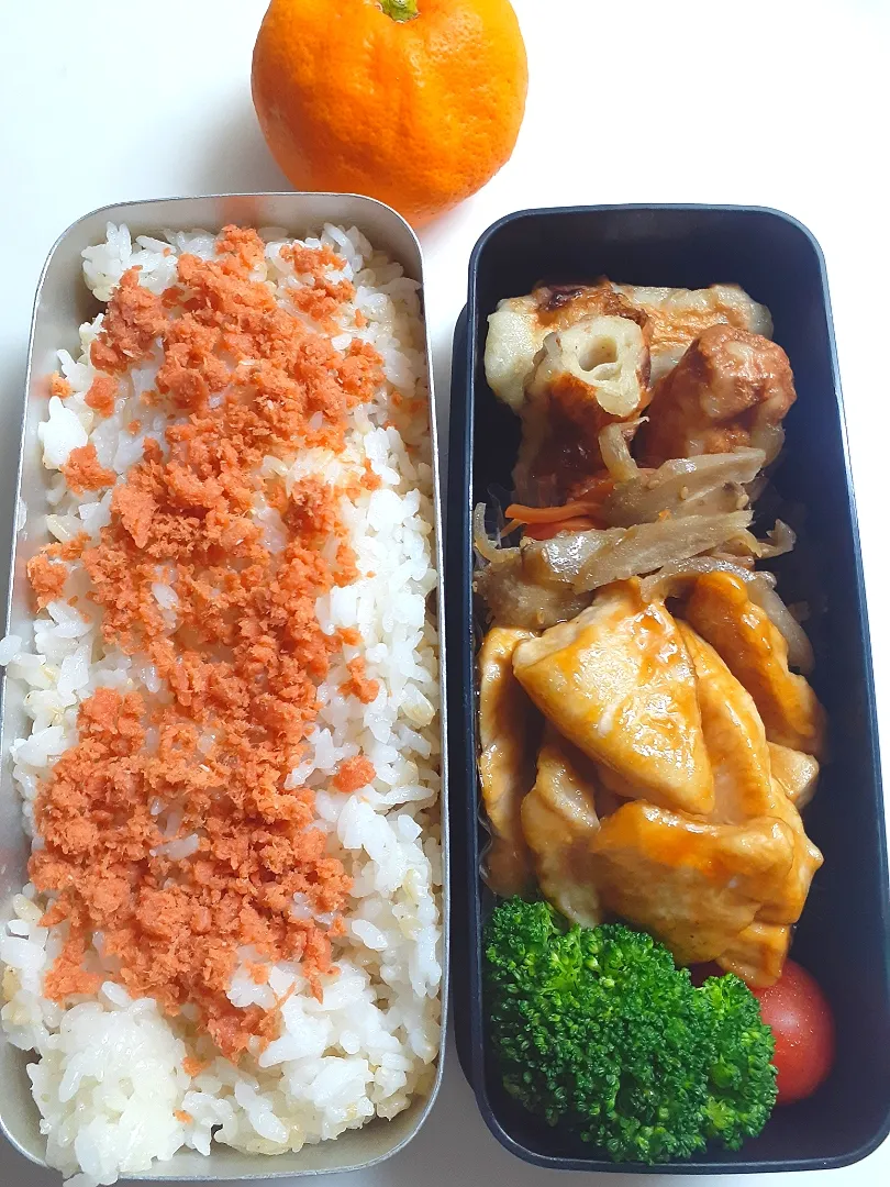 Snapdishの料理写真:☆中学生弁当☆玄米入り鮭ごはん、竹輪天麩羅、金平牛蒡、鶏照焼、ブロッコリー、ミニトマト、みかん|ｼｮｺﾗさん