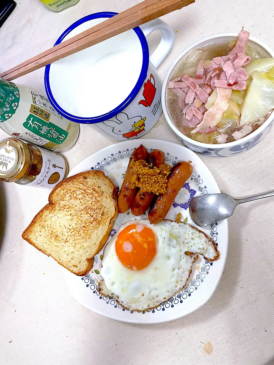 キャベツのコンソメスープと目玉焼き　そして我が家では島根県サテライトショップ出身の王様のマスタード添えごてあらぽー|ぽんぽこまめだ。さん