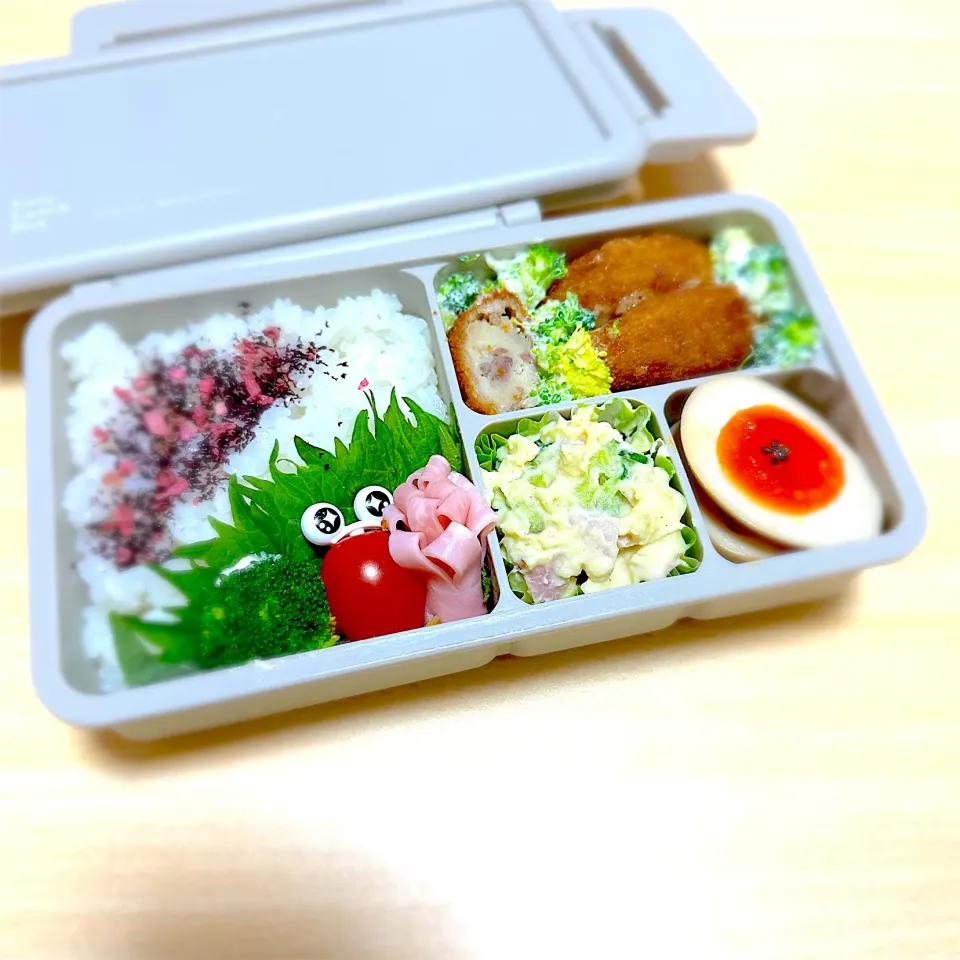 Snapdishの料理写真:SJK弁当〜赤松コロッケ・味玉・ポテトサラダ・花ハム・ブロッコリー|華恋さん