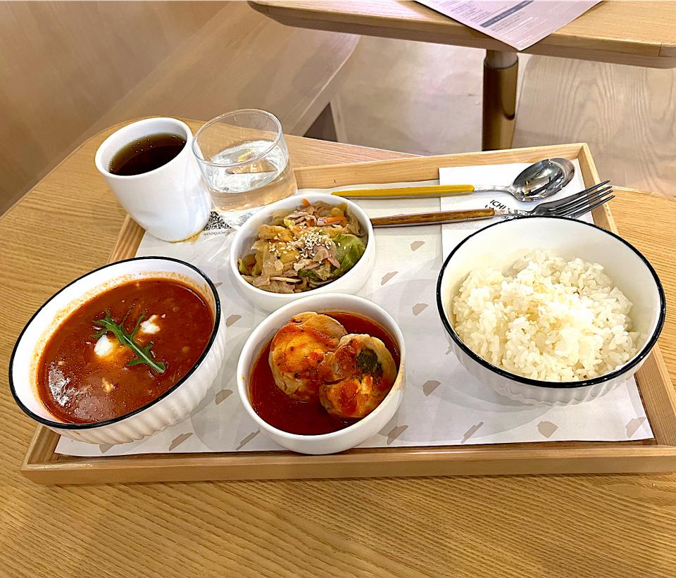 Minestrone soup with onsen tamago, chicken rolls with tomato sauce, stir fried pork and deep fried bean curd with ginger, peach tea