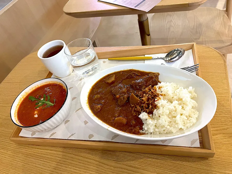 Beef and mushrooms curry with rice, oolong tea, minestrone soup with onsen tamago |skyblueさん