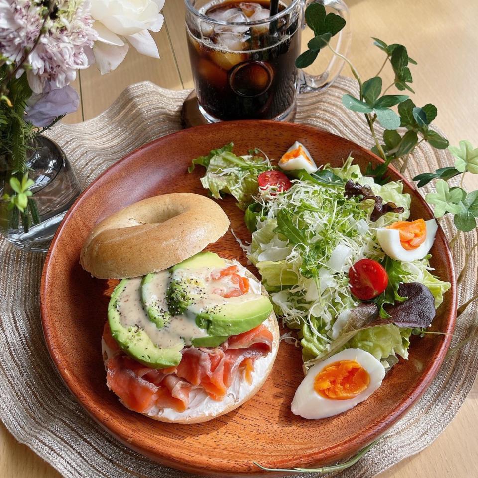 1/24❤︎スモークサーモンとアボカドクリームチームベーグルサンド🥯🥑✨