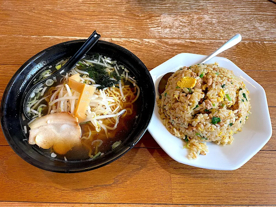 醤油ラーメンと台湾焼飯|コージ💫さん