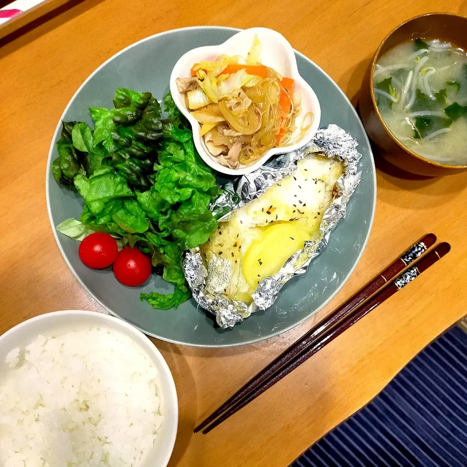 タラとじゃがいものホイル焼き(味噌マヨ玉ねぎソース)
春雨と豚肉と野菜のチャプチェ？
もやしとわかめの味噌汁|羊さんさん