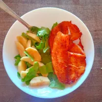 Snapdishの料理写真:airfried tilapia fish fillets and some salad on the side 🤗🤗|Sallyさん