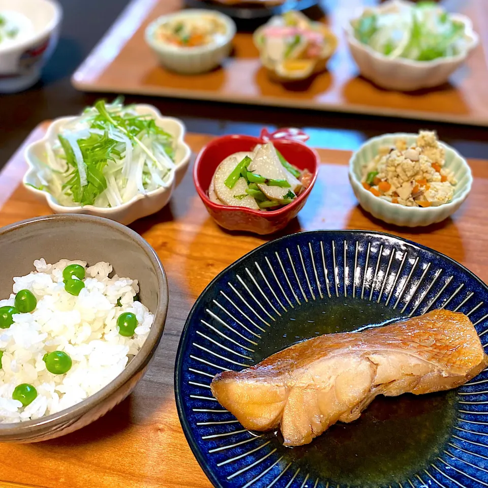 赤魚の煮付け　ピースごはん　長芋ベーコン炒め　いりたまこうや豆腐　大根サラダ|ちぐあささん