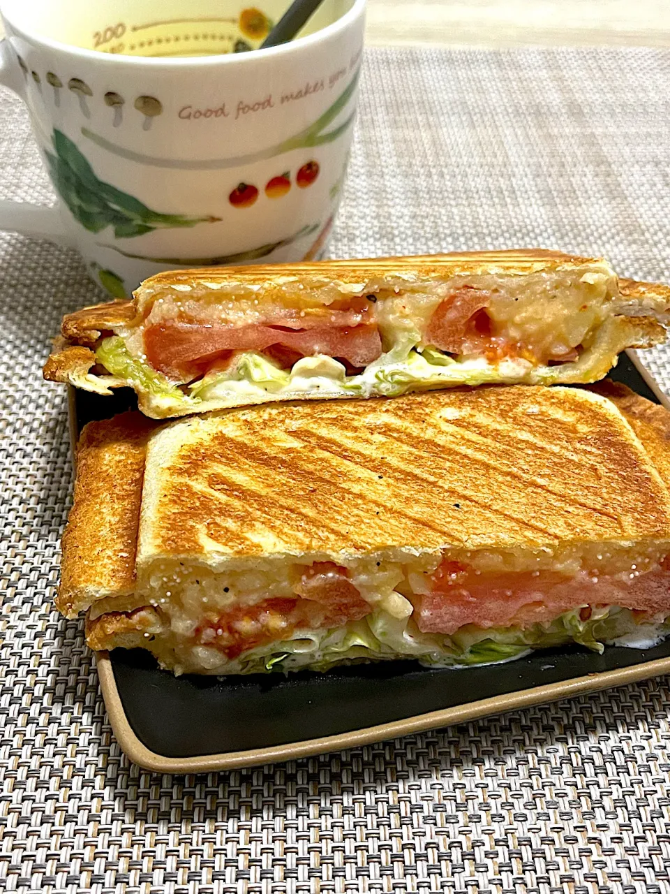 今日の朝ごはん~タラモサラダと野菜のホットサンド~|ゆかｕさん