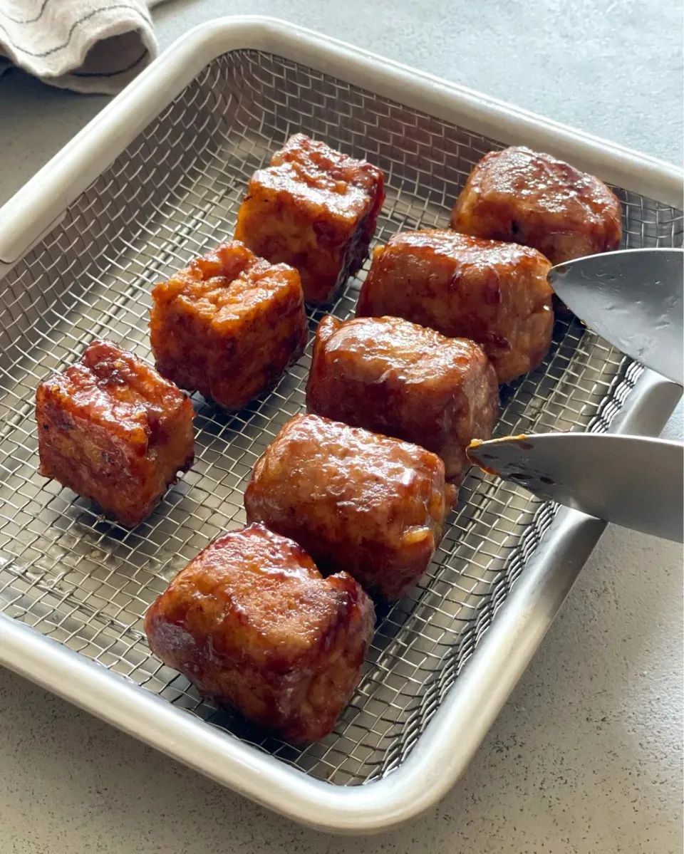 【お弁当おかず】見た目ガッツリ・食べるとヘルシー　厚揚げの豚肉醤油焼き|chiaki3（平川ちあき）さん